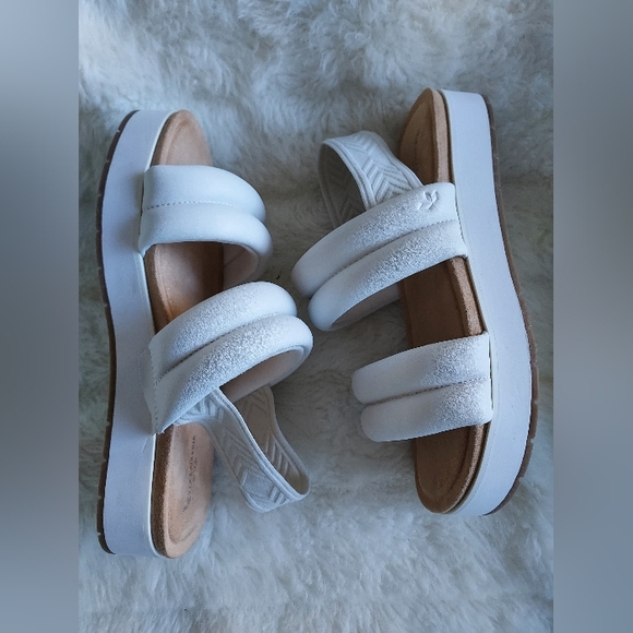 Koolaburra by Uggs white sandals size 8 - Picture 3 of 7